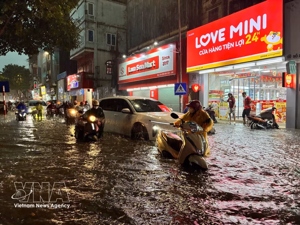 Сильный дождь вызвал локальное подтопление на улице Дой Кан. Фото: ВИА.