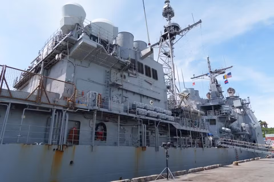 Крупный план ракетного крейсера сопровождения USS Robert Smalls (CG 62). Фото: Vietnam+