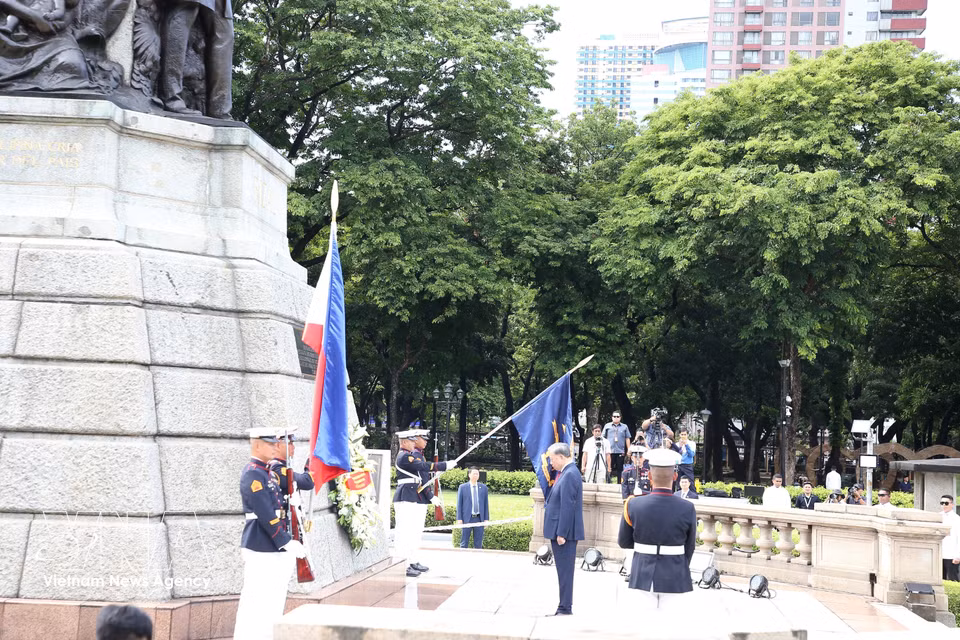 Ежегодно 30 декабря, в День Рисаля, тысячи граждан и руководителей Филиппин приходят сюда, чтобы возложить цветы и почтить память национального героя. Фото: ВИА.