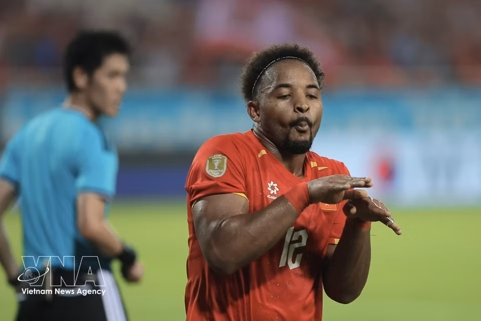 Суан Шон празднует гол, который принёс сборной Вьетнама победу со счётом 2:0. Фото: Минь Кует/ВИА.