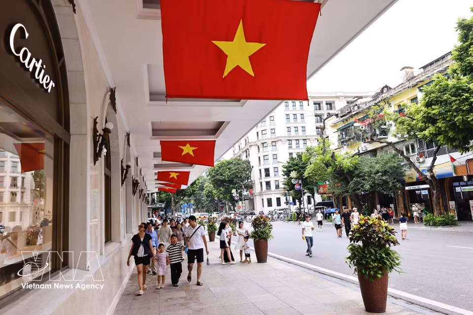 Большой государственный флаг установлен в районе торгового центра Trang Tien Plaza. Фото: Минь Дык — ВИА.