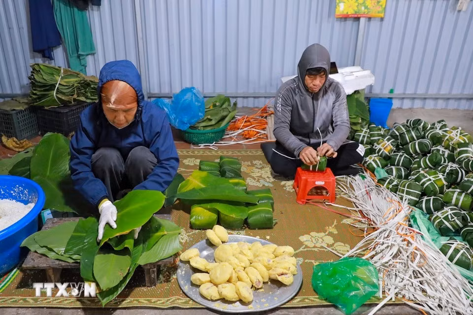 Ловкие руки мастера быстро заворачивают пироги; каждый ровный квадратный сгиб свидетельствует о мастерстве, накопленном за многие годы работы в ремесле. Фото: ВИА.