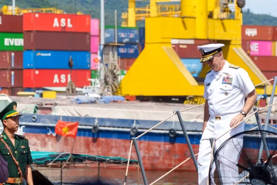 Контр-адмирал ВМС США Эрик Андуз, командир 5-й авианосной ударной группы, сходит на причал, положив начало визиту в Дананг. Фото: Vietnam+