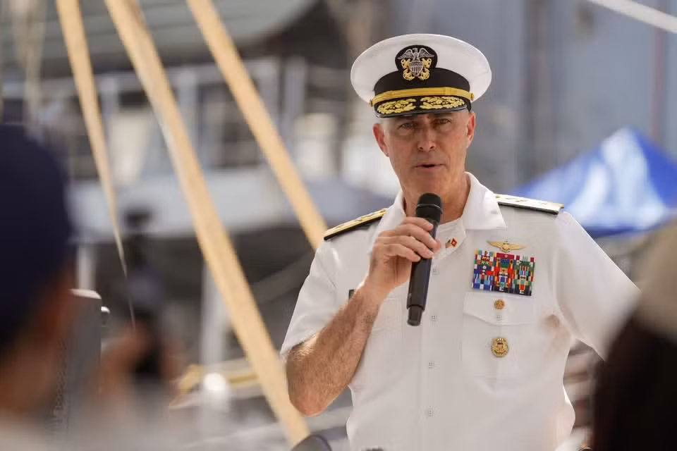 Контр-адмирал ВМС США Эрик Андуз, командир 5-й авианосной ударной группы, рассказывает о некоторых мероприятиях и значении визита. Фото: Vietnam+