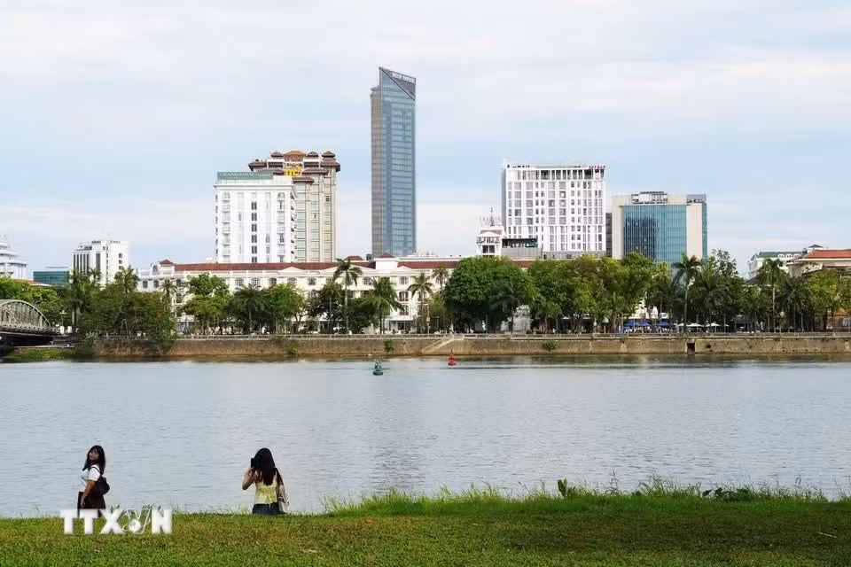Южный берег реки Хыонг, город Хюэ, с современным ландшафтом. Фото: ВИА.