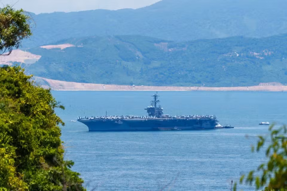Визит военно-морской группы США во Вьетнам способствует поддержанию и развитию вьетнамо-американских отношений в соответствии с рамками всеобъемлющего стратегического партнерства во имя мира, сотрудничества и устойчивого развития между двумя странами. Фото: Vietnam+