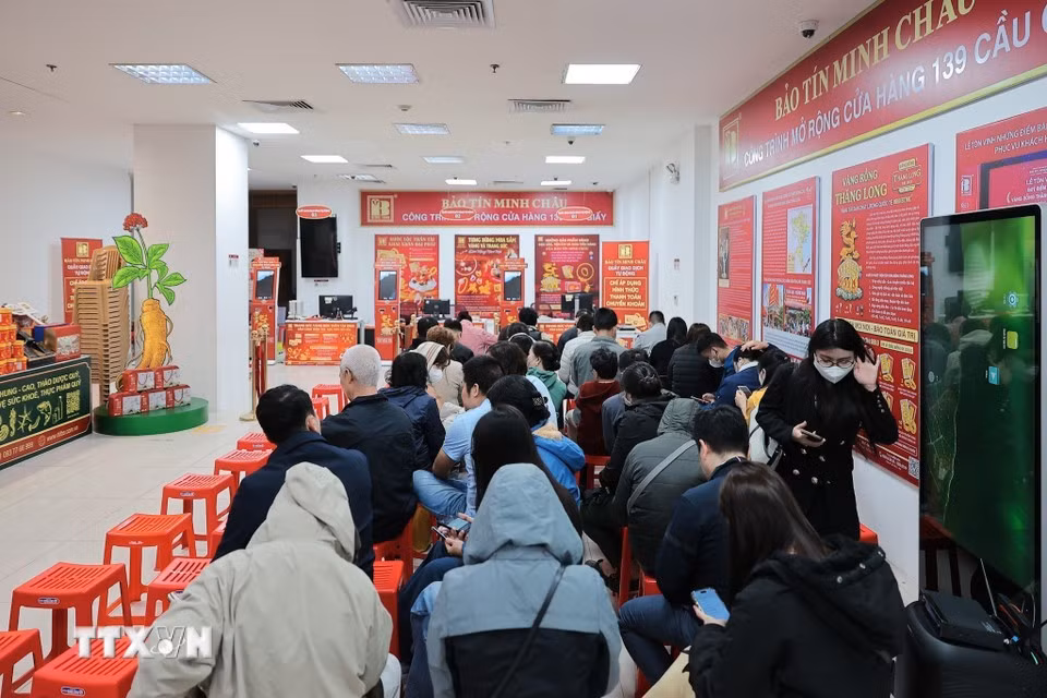 С раннего утра поток людей выстроился вдоль входа в ювелирные магазины. Фото: ВИА.