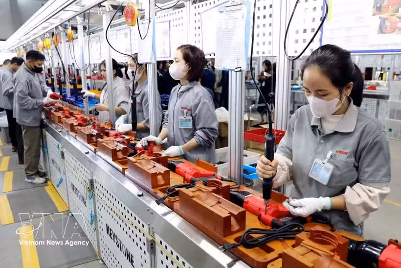 Рабочие изготавливают ручные электроинструменты на заводе Keystone Electrical Vietnam в промышленном парке Льенхатхай, община Тхайтхюи, провинция Хынгьен. Фото: ВИА.