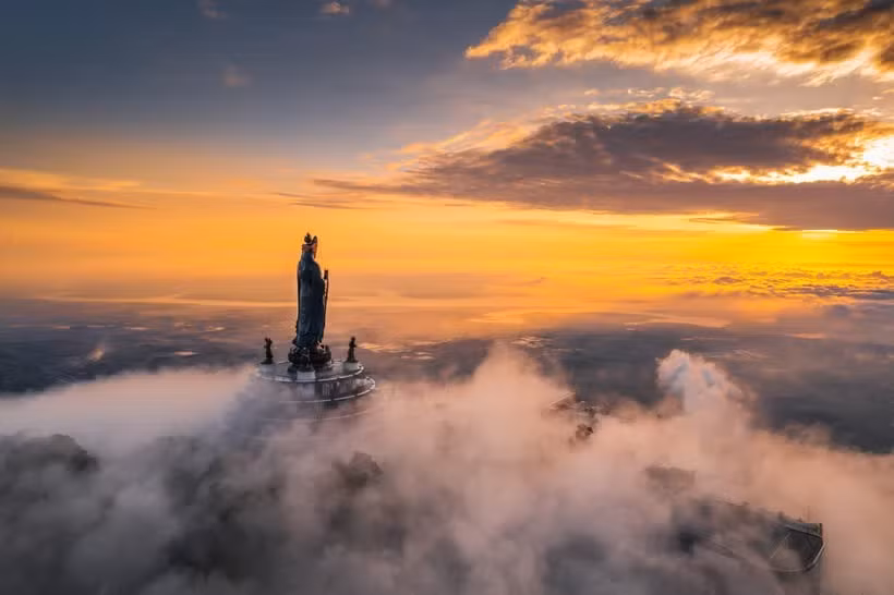 Великолепное море облаков окутывает вершину горы Баден. (Фото: Sun Group) 