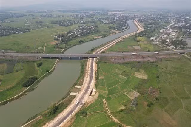 Важная транспортная магистраль, соединяющая центр города Дананг с территорией планируемой зоны свободной торговли. (Фото: Куок Выонг)