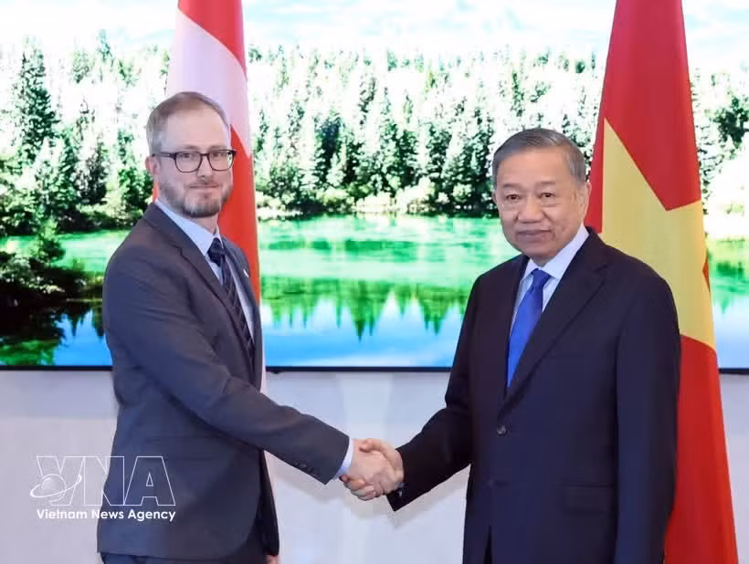 *Гееральный секретарь ЦК Коммунистической партии Вьетнама (КПВ), Президент Вьетнама То Лам (справа) встречается с лидером Коммунистической партии Канады (КПК) Дрю Гарви 25 сентября. Фото: ВИА