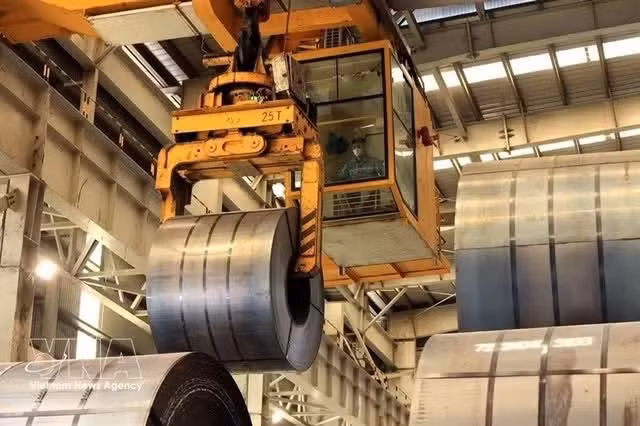 На металлургическом заводе Hoa Phat Dung Quat. За первые семь месяцев 2026 года производство готовой стальной продукции достигло около 21,4 млн тонн, увеличившись на 15,4%, а объём продаж вырос на 15,6% - до 21,2 млн тонн. (Фото: ВИА) 
