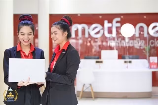 Metfone получает золотые награды в номинациях «Финансовые достижения», «Вирусная маркетинговая кампания» и «Инновационный канал TikTok», что свидетельствует о растущем культурном влиянии компании в Камбодже. (Фото предоставлено Viettel) 