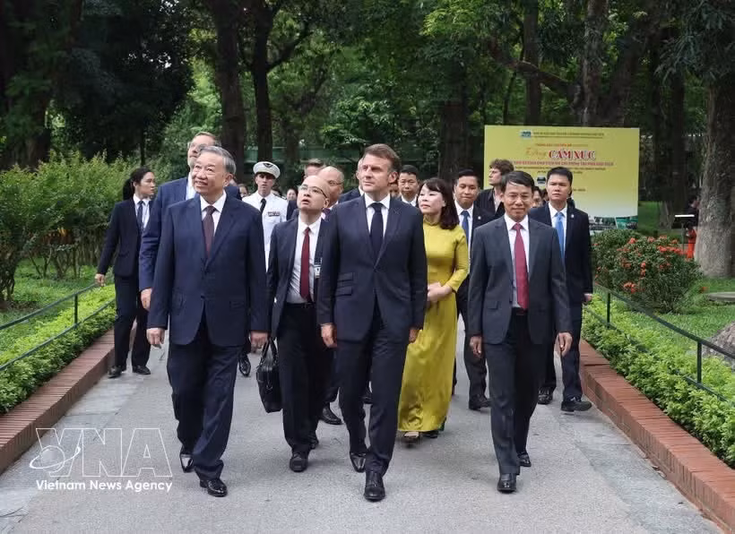 Генеральный секретарь ЦК КПВ, Президент Вьетнама То Лам и Президент Франции Эмманюэль Макрон посещают Мемориальный комплекс Президента Хо Ши Мина при Президентском дворце в мае 2025 года. (Фото: ВИА) 