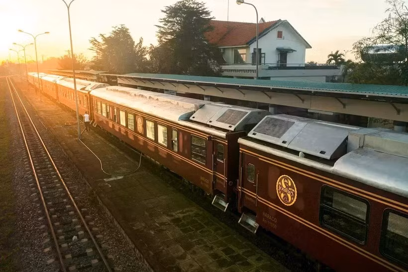 Французские газеты Le Figaro и Ouest-France публикуют материалы, представляющие SJourney - люксовый железнодорожный туристический сервис, предлагающий путешествие по Вьетнаму с севера на юг. (Фото: SJourney)