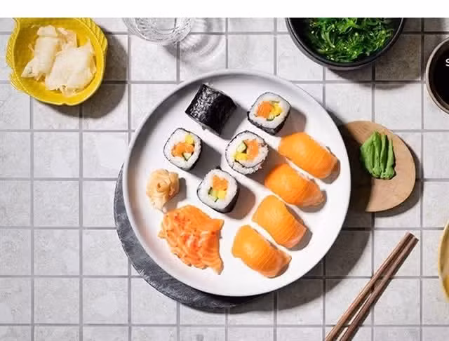 Суши и сашими - символы японской кухни, приготовленные из свежего норвежского лосося. (Фото предоставлено Норвежским советом по морепродуктам) 