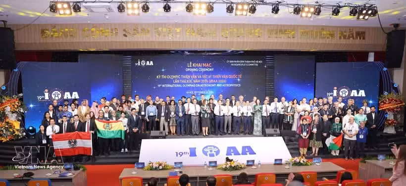 Делегаты и руководители команд фотографируются на память на IOAA 2026. Фото: ВИА