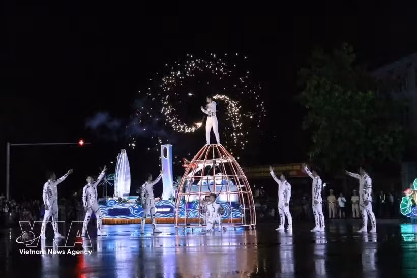 Артисты выступают под дождём во время яркого карнавала. (Фото: ВИА) 