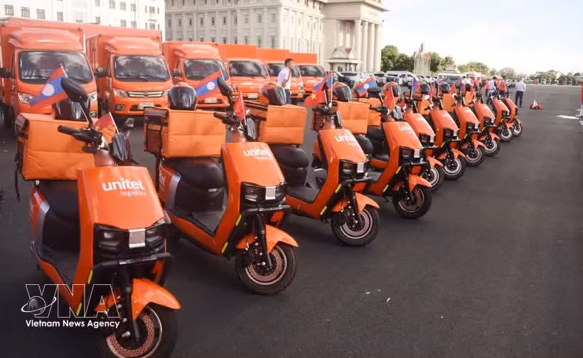 Транспортные средства компании Unitel Logistics в Лаосе. (Фото: ВИА) 