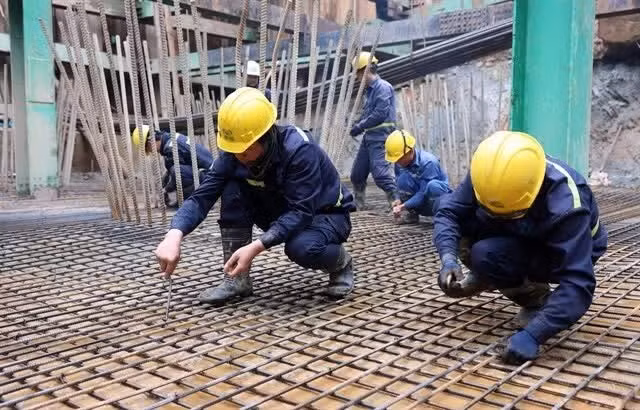 Рабочие на строительной площадке моста через Красную реку в приграничном районе между Лаокаем и китайской провинцией Юньнань. (Фото: ВИА)