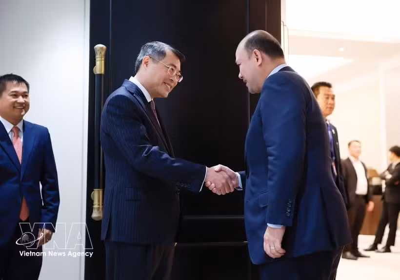 Премьер-министр Ле Минь Хынг (слева) встречается с заместителем премьер-министра Камбоджи Хун Мани, который также является председателем Союза молодежных федераций Камбоджи (UYFC), в Пномпене 10 октября 2026 года. (Фото: ВИА)