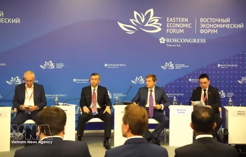 Министр финансов Вьетнама Нго Ван Туан (второй слева) на бизнес-диалоге «Россия - АСЕАН», состоявшемся 2 сентября в рамках XI Восточного экономического форума во Владивостоке, Россия. (Фото: ВИА) 
