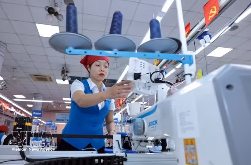 В 2025 году экспорт продукции текстильно-швейной отрасли принес 46 млрд долл. США, а в 2026 году отрасль стремится довести этот показатель до 48 млрд долл. США. (Фото: ВИА) 