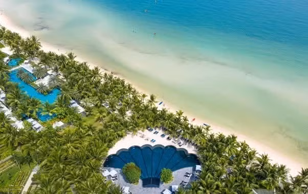 Бассейн Shell Pool на берегу пляжа Кем - одна из визитных карточек курорта JW Marriott Phu Quoc Emerald Bay. Фото: Sun Group. 