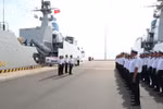 Офицеры и матросы 162-й бригады 4-го военно-морского района провожают фрегат «016 — Куанг Чунг» и рабочую группу в путь для участия в учении AMNEX-3. (Фото: ВИА)