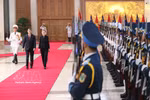 Премьер-министр Ле Минь Хынг и Премьер-министр Лихтенштейна Бригитте Хаас обошли строй роты почётного караула Народной армии Вьетнама. Фото: ВИА