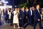 Президент Республики Корея с супругой прогуливаются вокруг озера Хоанкьем. Фото: ВИА
