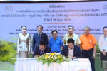 Генеральный директор компании KN Vientiane Group Co., Ltd Ле Хюи Хоанг и директор компании Real Concept Real Estate Sole Co., Ltd Буавиенг Чампафан подписывают документы о сотрудничестве в присутствии участников церемонии. Фото: ВИА