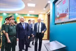 Председатель Государственной Думы Федерального Собрания Российской Федерации Вячеслав Володин посещает зал традиций Вьетнамско-Российского тропического центра. (Фото: ВИА)