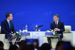 Премьер-министр Ле Минь Хынг проводит диалог с исполнительным директором Всемирного экономического форума (ВЭФ) Штефаном Мергенталером на тему «Определение места Вьетнама в глобальном будущем». Фото: ВИА