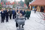 Генеральный секретарь То Лам и рабочая группа Центральных органов возлагают благовония в Доме памяти Генерального секретаря Нгуен Ван Линя в общине Нгуен Ван Линь провинции Хынгйен. (Фото: ВИА)