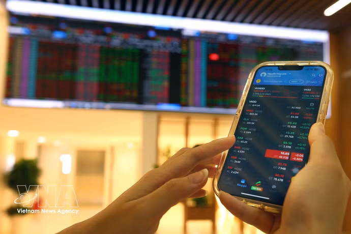Клиенты совершают операции в головном офисе компании Bao Viet Securities. Фото: ВИА.