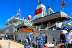 Доставка рыбаков с корабля № 571 на материк. (Фото: Тху Жанг/Vietnam+)