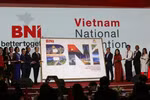 Хо Куанг Минь, президент BNI Vietnam (7-й слева), передает фотографию с подписями предпринимателей представителю Управленияа туризма города Дананг. (Фото: ВИА)