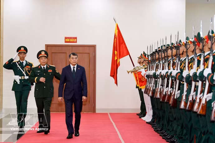 Премьер-министр Ле Минь Хынг принял участие в церемонии открытия нового 2026–2027 учебного года в Академии национальной обороны (Фото: ВИА)