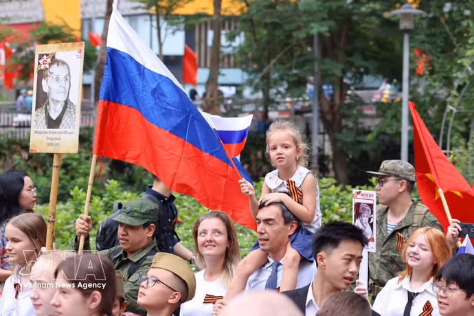 Утром 7 мая 2026 года в Ханое Посольство Россий во Вьетнаме, Российский центр науки и культуры в Ханое совместно со специализированной школой Ханой — Амстердам организовали торжественную церемонию и шествие «Бессмертного полка» по случаю 81-й годовщины Победы над фашизмом в Великой Отечественной войне (9 мая 1945 года — 9 мая 2026 года), 51-й годовщины воссоединения страны (30 апреля 1975 года — 30 апреля 2026 года) и 72-й годовщины Победы при Дьенбьенфу (7 мая 1954 года — 7 мая 2026 года) во Вьетнаме. Шествие «Бессмертного полка» — традиционное мероприятие, ежегодно проводимое в России, а также во многих странах мира в память о людях, участвовавших в Великой Отечественной войне, и в знак глубокого уважения к ним (Фото: ВИА)
