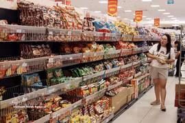 Покупатели выбирают товары в супермаркете AEON Long Biên. Фото: ВИА.