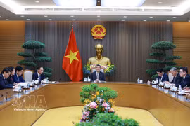 Премьер-министр Ле Минь Хынг проводит телефонный разговор с Премьер-министром Канады Марком Карни. (Фото: ВИА).