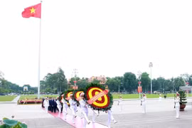 Делегация руководителей и бывших руководителей Партии и Государства во главе с Генеральным секретарём ЦК КПВ, Президентом государства То Ламом возложила венок и посетила Мавзолей Президента Хо Ши Мина. (Фото: ВИА).
