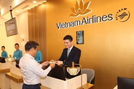 Пассажиры испытывают сервис Check-in Lounge в терминале T3 Международного аэропорта Таншоннят. (Фото: nhandan.vn)