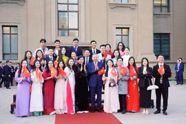 Вьетнамские студенты в Пекине удостоились чести сфотографироваться с Генеральным секретарём, Президентом То Ламом и супругой. (Фото: ВИА)