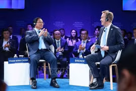 Премьер-министр Фам Минь Тьинь принимает участие в политическом диалоге с президентом и генеральным директором ВЭФ Борге Бренде (Фото: ВИА)