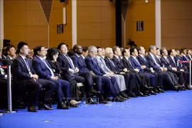 Премьер-министр Фам Минь Тьинь и делегаты присутствуют на открытии 16-го ежегодного совещания новых мировых лидеров ВЭФ (Фото: ВИА)