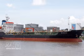 Импорт нефтепродуктов на одном из оптовых терминалов в порту Хайфона. (Фото: ВИА)