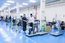 Линия сборки роботов для транспортировки пластин (wafer) в полупроводниковой промышленности на предприятии компании TAZMO Вьетнам (промышленный парк Лонгхау, Тэйнинь). (Фото: ВИА)