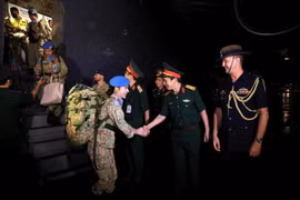 Руководство Департамента по поддержанию мира Вьетнама и Военно-медицинской академии 103 поздравляет рабочую группу полевого госпиталя №6 2-ого уровня с успешным завершением международной миссии. (Фото: ВИА)